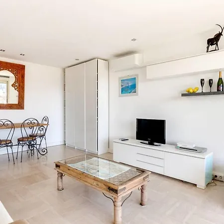 Apartment With Balcony Near Center *